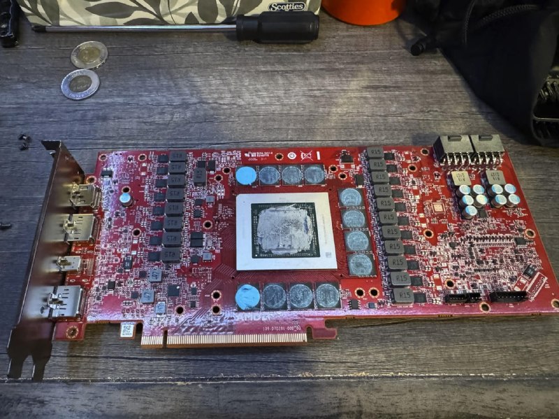 На Reddit нашли инженерную Radeon RX 7900 XTX с «пропавшими» 8 ГБ